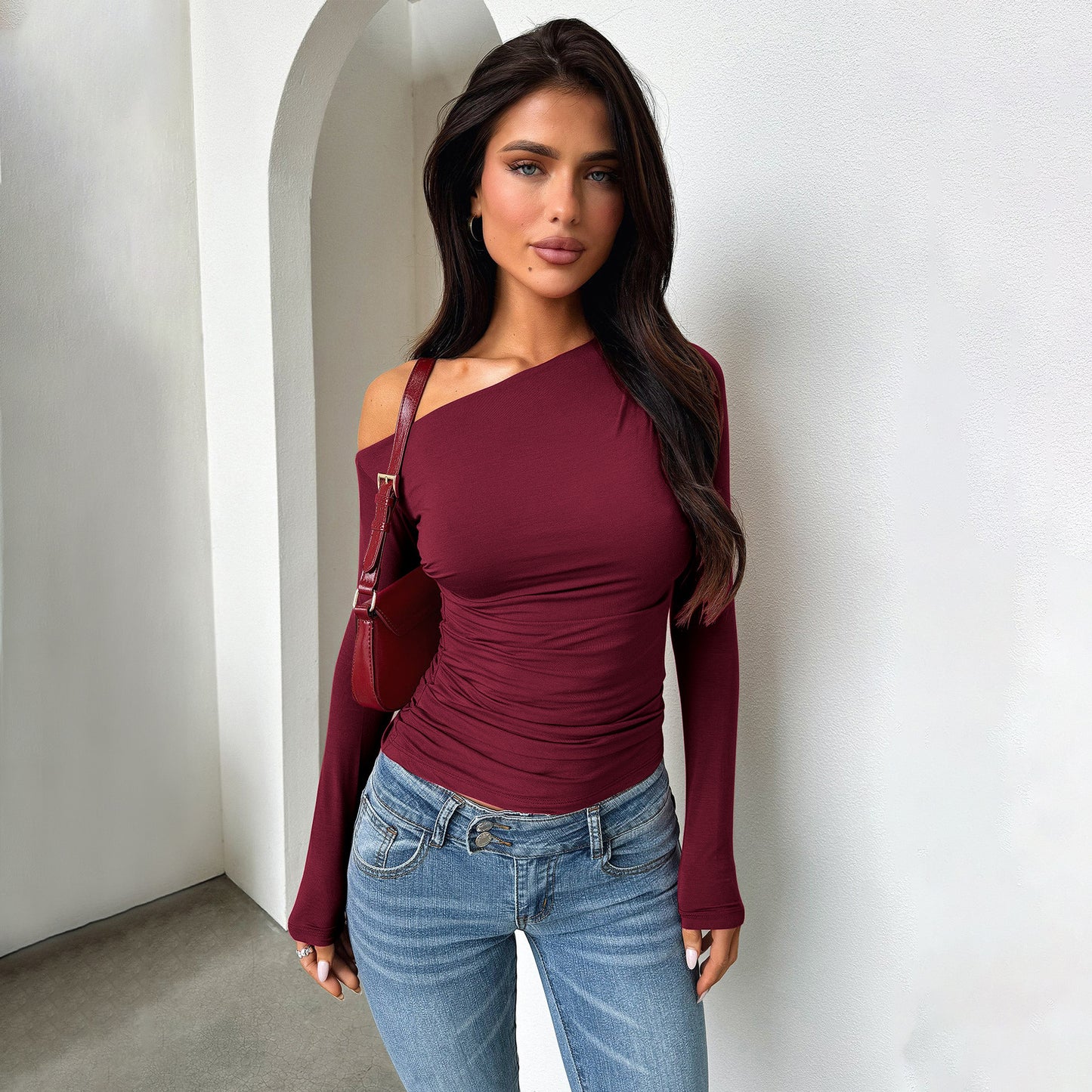 Y2K women's t-shirt 2025 new diagonal neck off-the-shoulder long-sleeved knitted sweater summer high-end hot girl top women's design sense